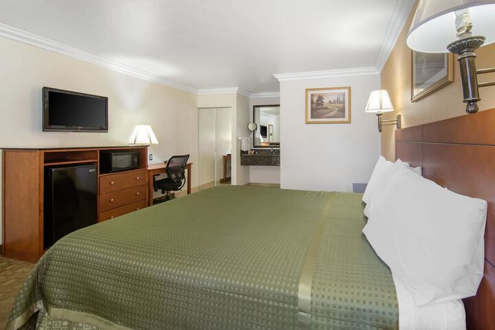 Room 16 of 28