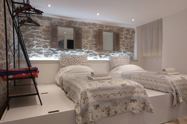 Room 10 of 32