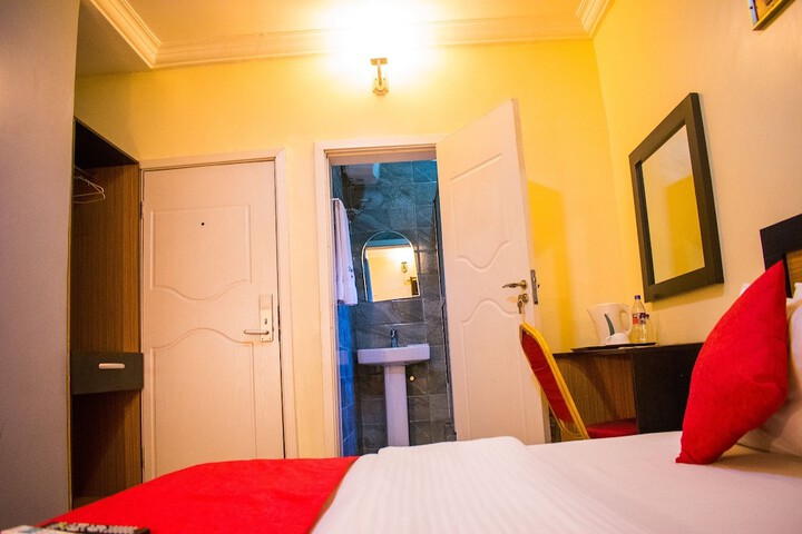 Room 13 of 68