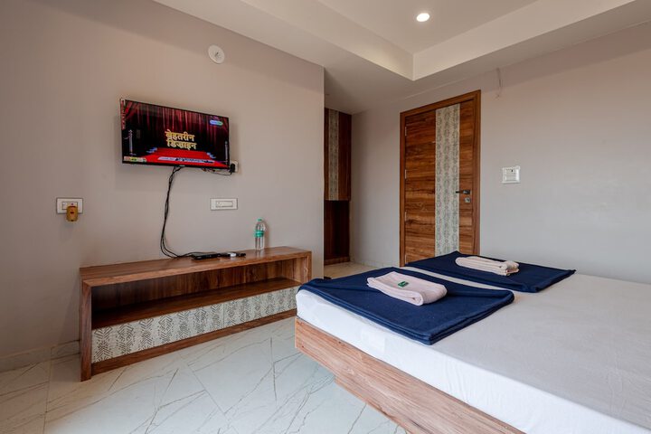 Room 4 of 16