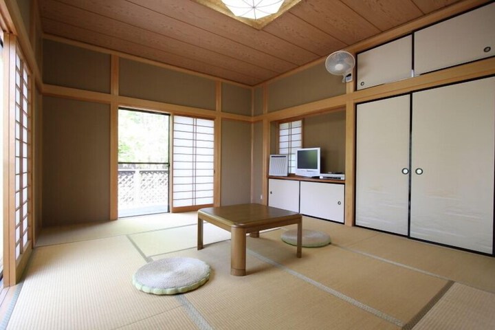 Room 6 of 23