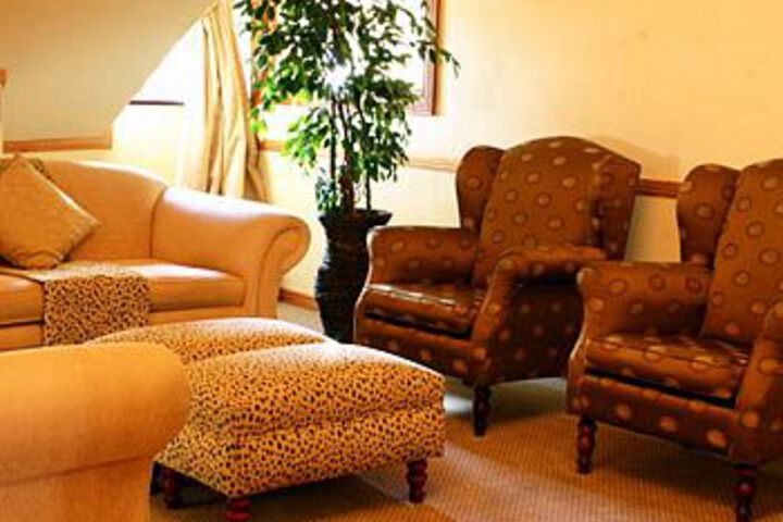 Lounge 9 of 13