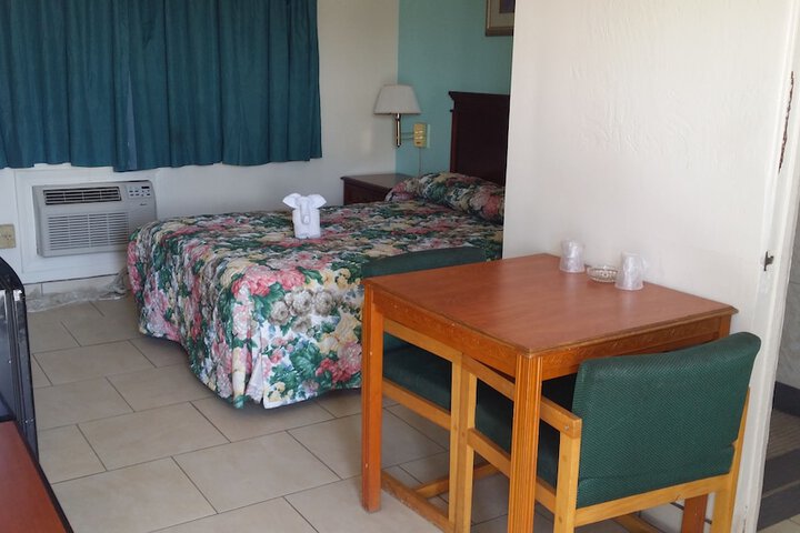 Room 6 of 8