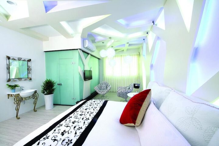 Room 12 of 48