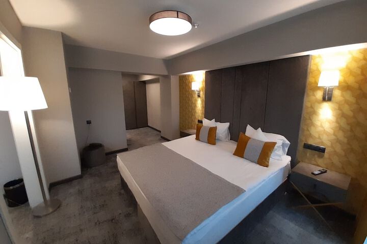 Room 2 of 33