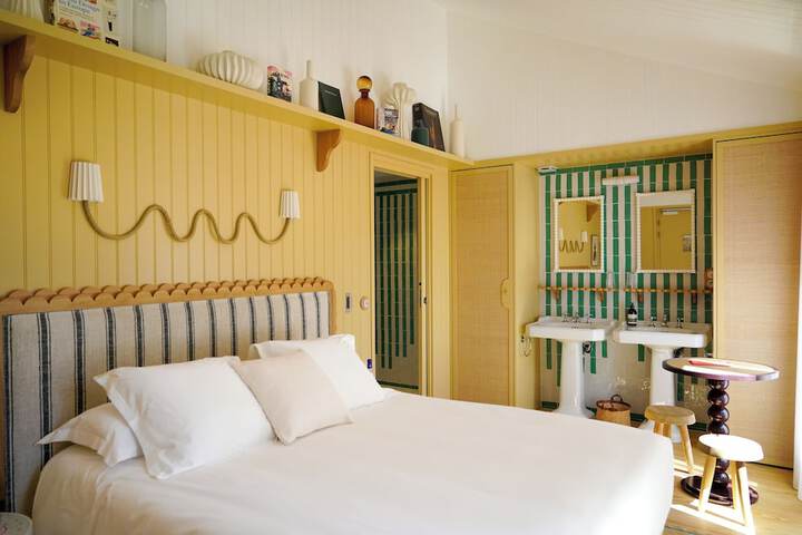 Room 4 of 61