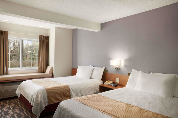 1 Queen Bed (1 of 14)