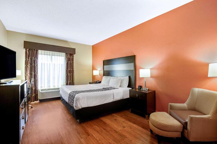 1 King Bed Accessible (7 of 10)
