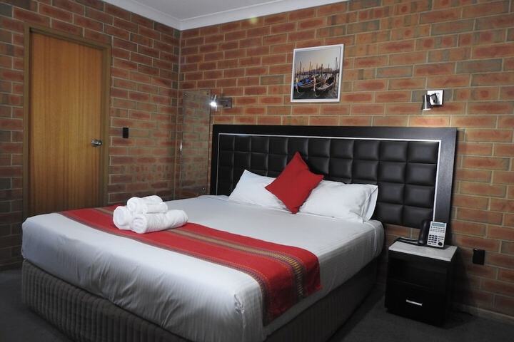 Room 10 of 36