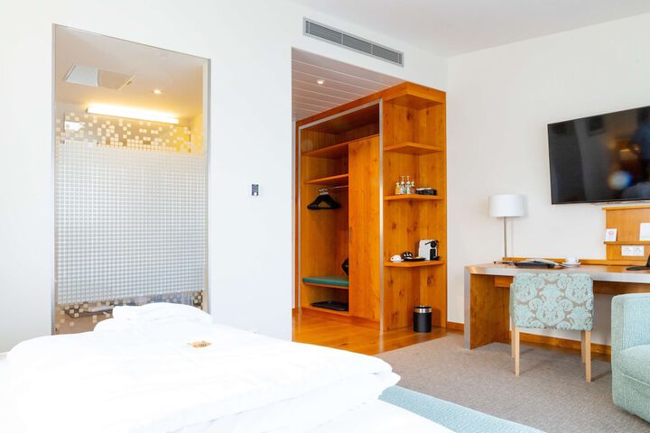 Room 32 of 233
