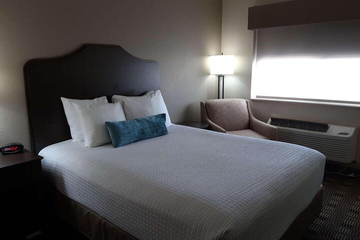 1 King Bed Mobility Accessible Communication Assistance Roll in Shower Full Breakfast (2 of 13)