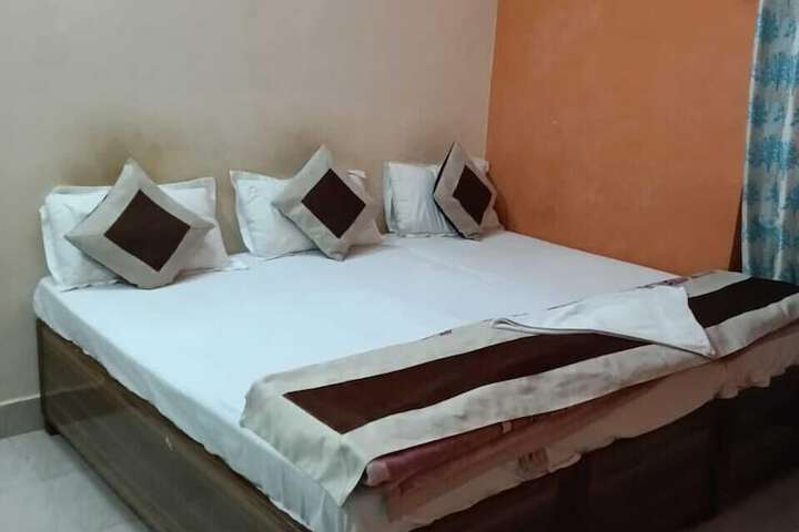 Room 13 of 27
