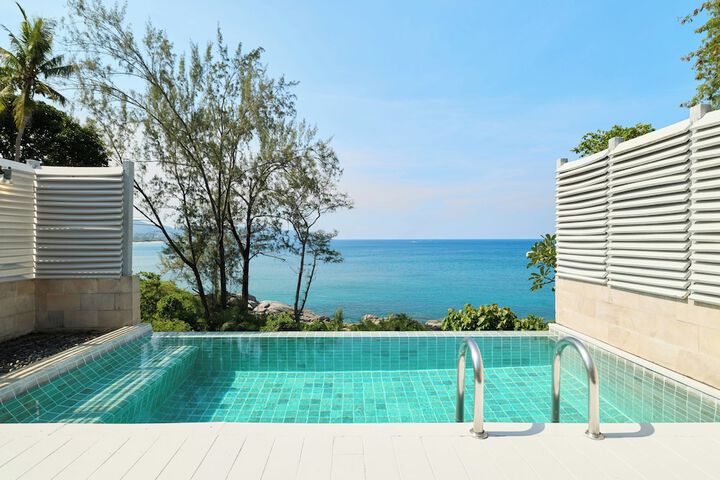 Hotel with Pool