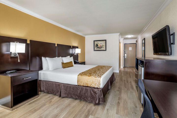 1 King Bed Refrigerator High Speed Internet Accessible Coffee Maker, Hairdryer Iron and Ironi (4 of 25)