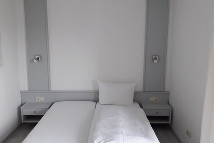 Room 2 of 8