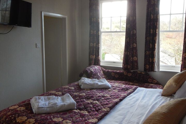 Room 5 of 8