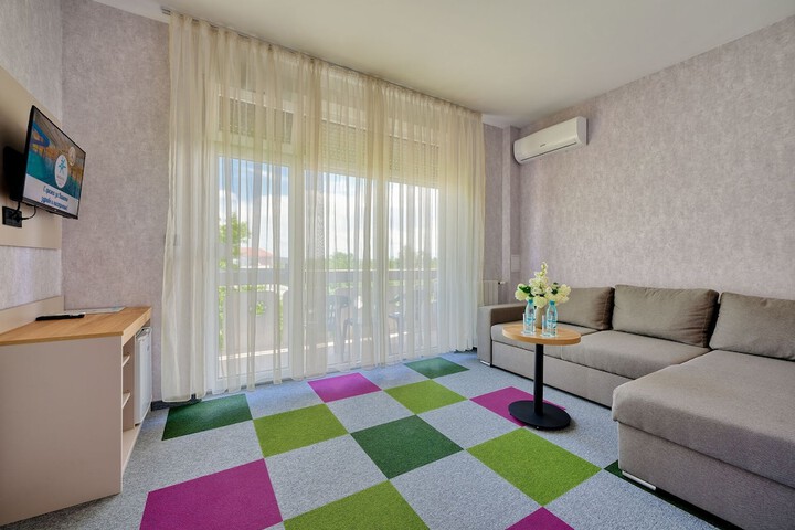 Room 30 of 80