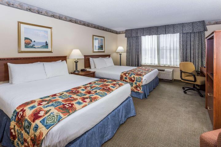 2 Queen Beds (10 of 10)