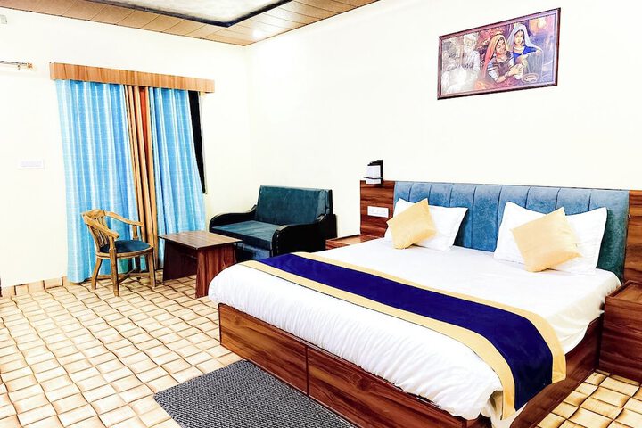 Room 7 of 12