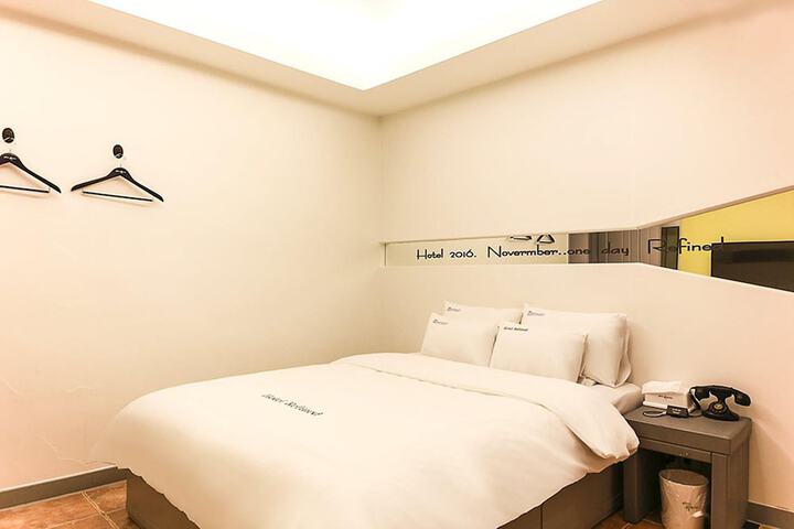 Room 6 of 8