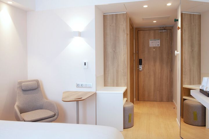 Room 5 of 27