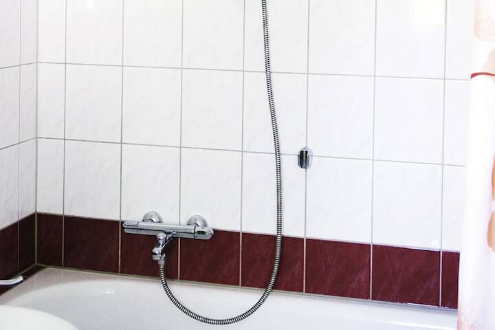 Deep soaking bathtub
