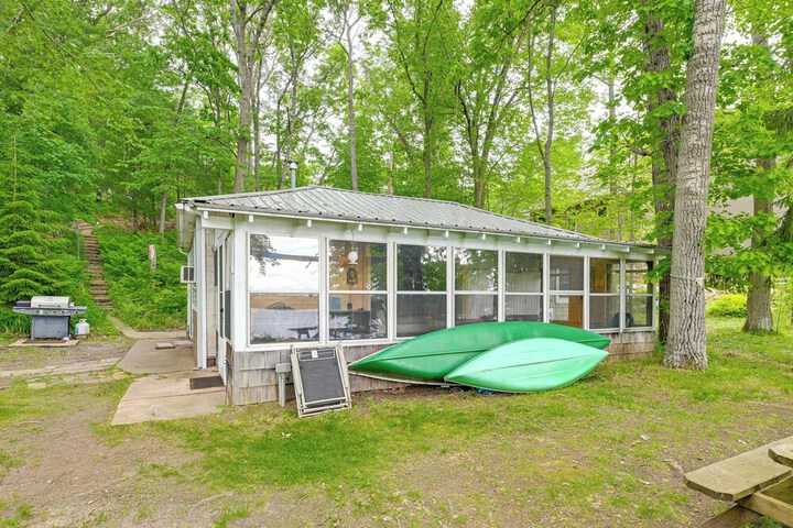 Lakefront Cabin w / Fire Pit Dock, & Boat Rental