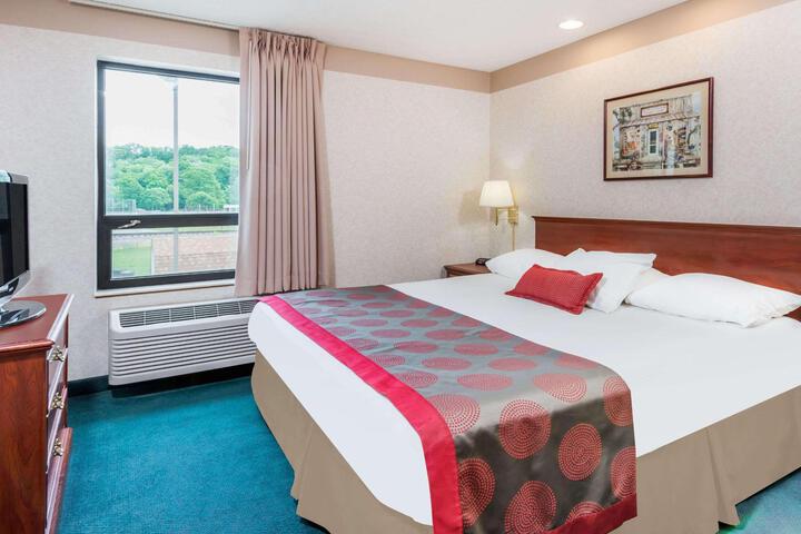 1 King Bed (5 of 10)