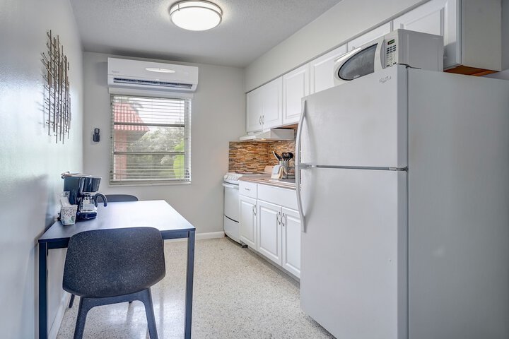 Studio Suite King Bed Kitchen (8 of 21)