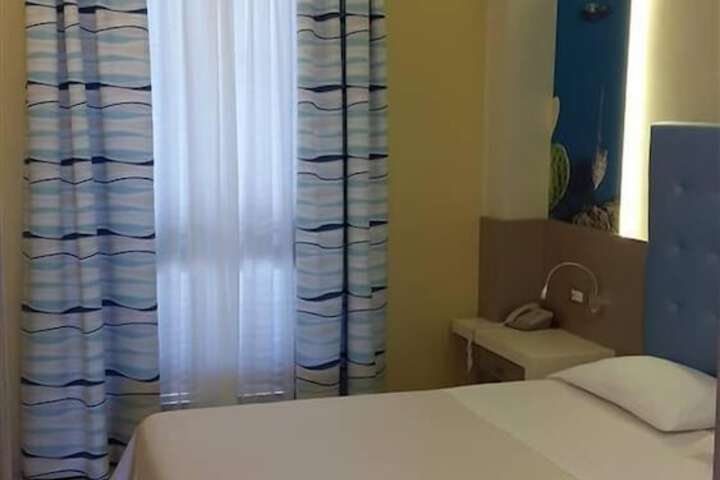 Room 18 of 90