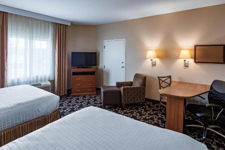 2 Queen Accessible Comm Assist Roll in Shower Kitchenette Full Breakfast (2 of 11)