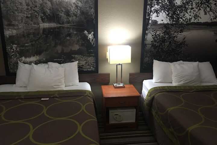 1 Queen Bed (16 of 23)