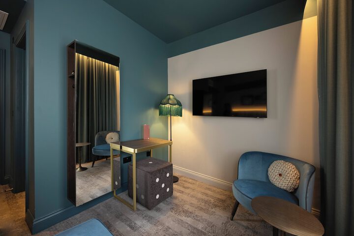Room 34 of 110