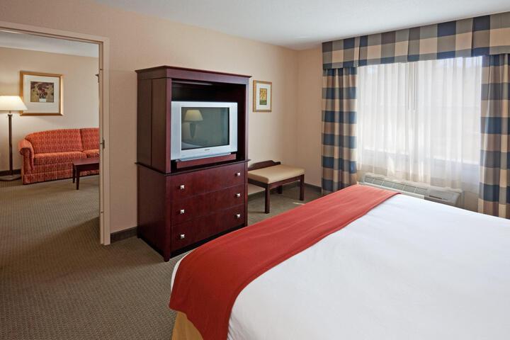 1 King Bed (4 of 13)
