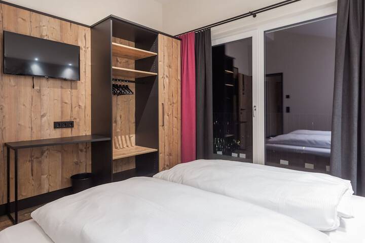Room 3 of 90