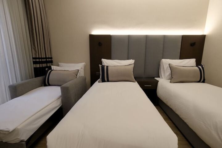 Room 10 of 76