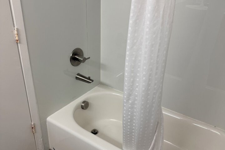 Room 6 of 10