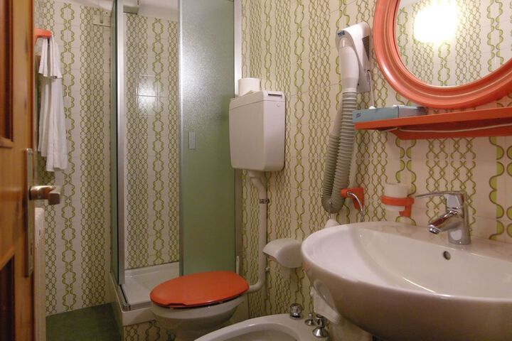 Room 42 of 63