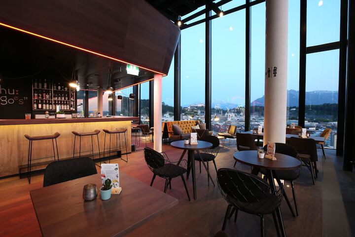 Lounge 73 of 111