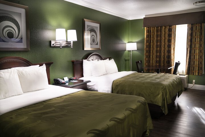 2 Queen Beds (2 of 6)