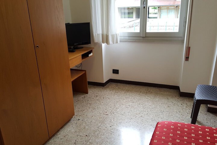 Room 10 of 34