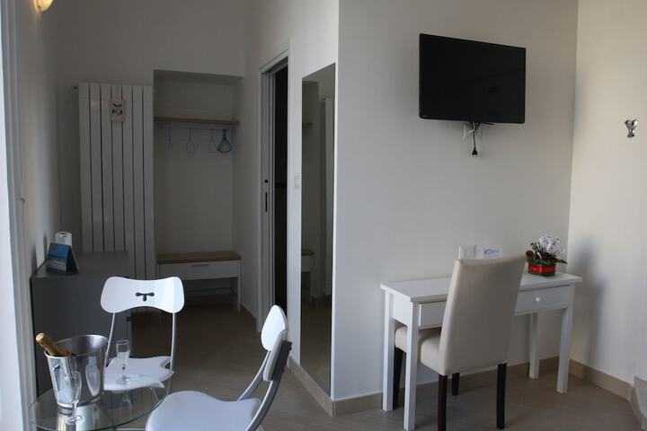 Room 33 of 64