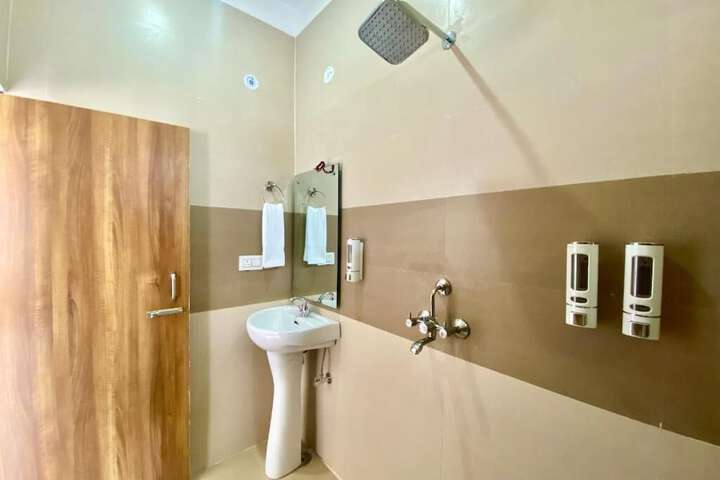 Room 9 of 16