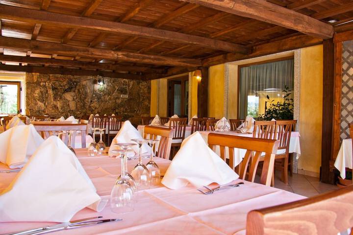 Dining 8 of 15
