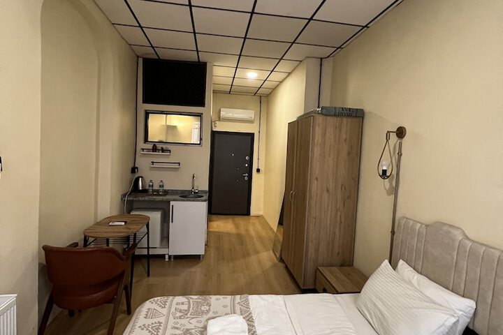 Room 13 of 28
