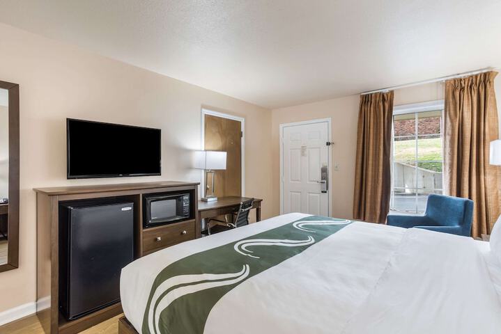 1 King Bed (1 of 13)