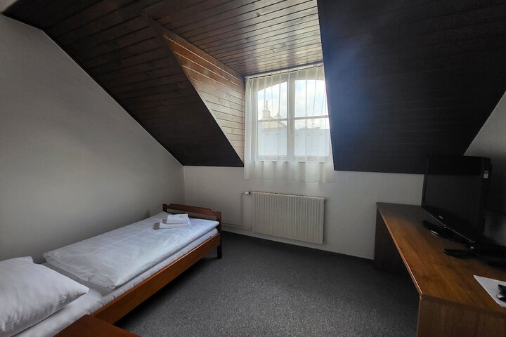 Room 5 of 18