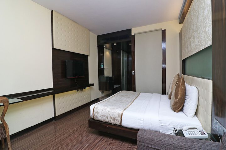 Room 2 of 10