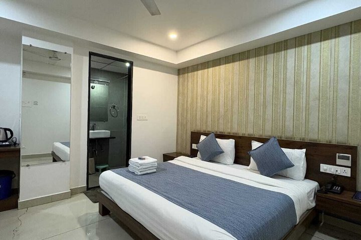 Room 4 of 9