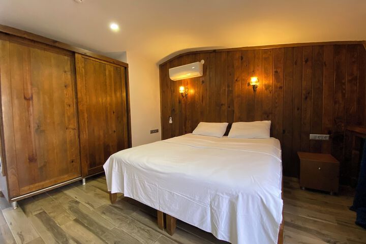 Room 4 of 33